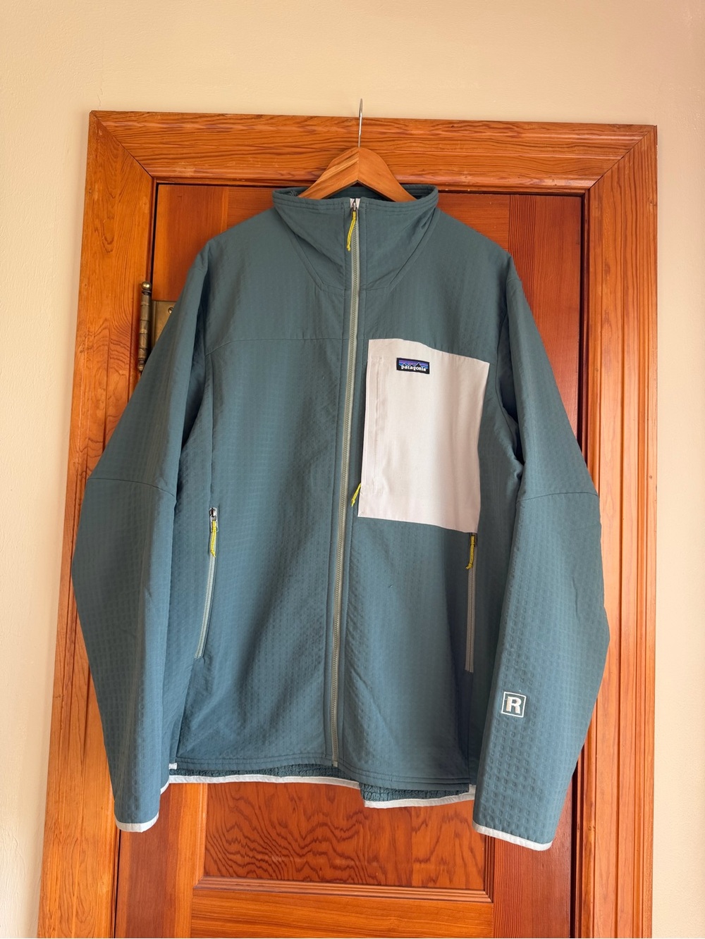 Patagonia Men’s R2 TechFace Jacket - Picture 2 of 4